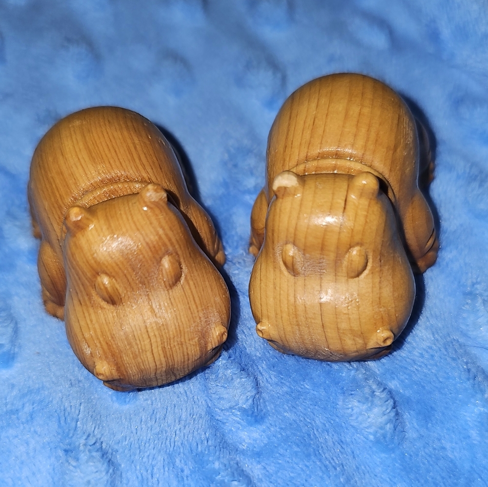 Set of 2, Carved Wood Hippos, Approx 45mm x 28mm x 31mm, & 14mg ea.,NWT!